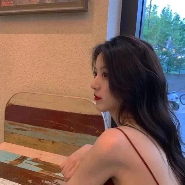水中的女人